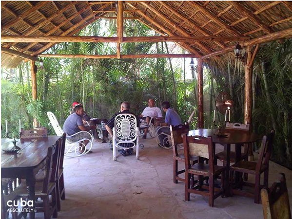 Men talking in a ranch © Cuba Absolutely, 2014