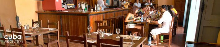 El molino restaurant with wood table and chairs © Cuba Absolutely, 2014