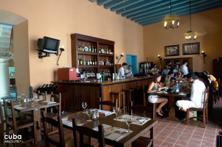 El molino restaurant with wood table and chairs © Cuba Absolutely, 2014