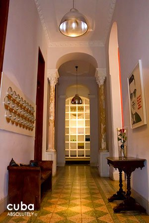 Hall with lamp hanging of the roof and glass door at the end © Cuba Absolutely, 2014