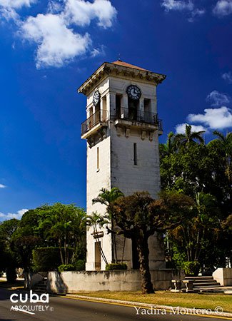 5th avenue in Miramar © Cuba Absolutely, 2014