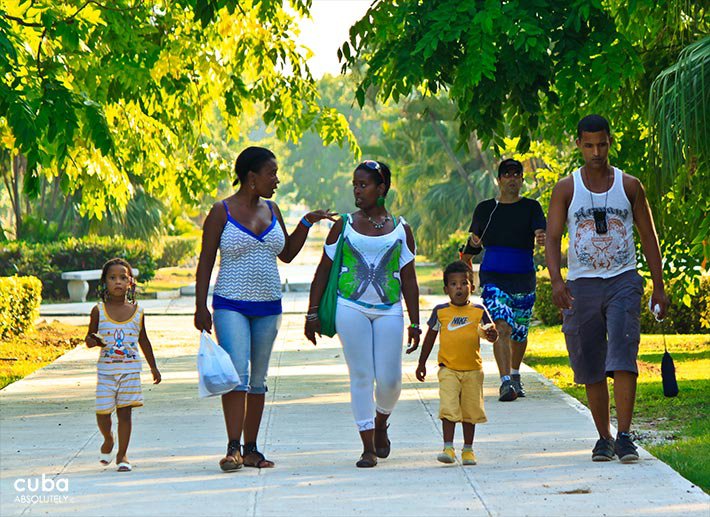 5th avenue in Miramar, people walking on the sidewalk © Cuba Absolutely, 2014