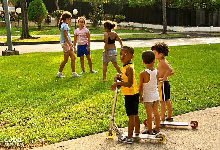 Kids playing in Paseo bolevard in Vedado © Cuba Absolutely, 2014