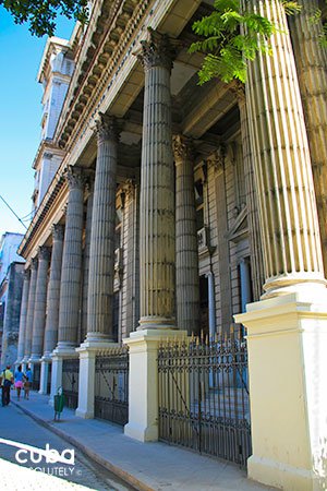 National bank in old havana© Cuba Absolutely, 2014