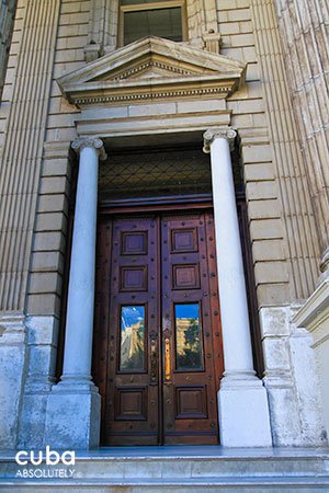 National bank in old havana© Cuba Absolutely, 2014