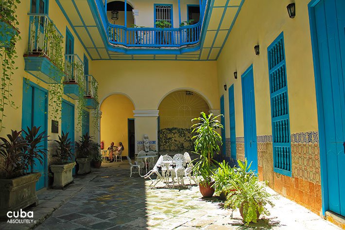 yellow old house which belong to Countess of reunion © Cuba Absolutely, 2014
