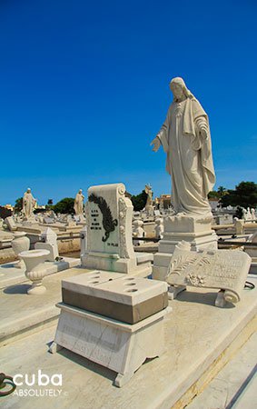 Crhist statue on a tomb, Colon Cementery in Vedado© Cuba Absolutely, 2014