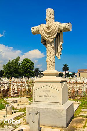 croos with cloth on, Colon Cementery in Vedado© Cuba Absolutely, 2014