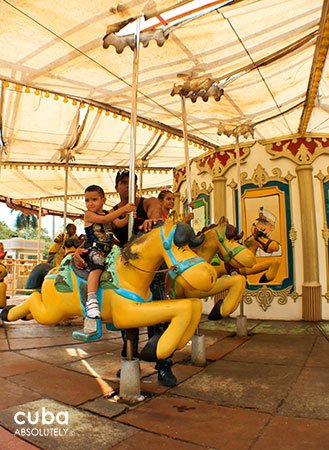 Merry-go-round at Lenin park © Cuba Absolutely, 2014