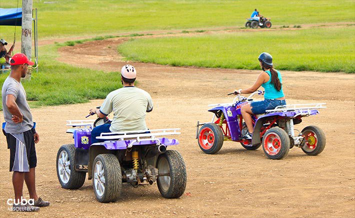 2 Little cars at Lenin park © Cuba Absolutely, 2014