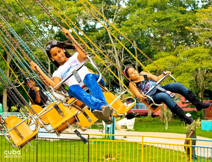 kids on flying chairs at Lenin park © Cuba Absolutely, 2014