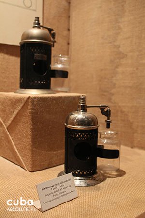 2 blacks cylinder shape glass in different levels © Cuba Absolutely, 2014