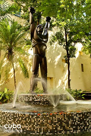 Rumiñahui Park in Mercaderes street in Old Havana© Cuba Absolutely, 2014