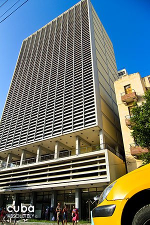high building in 23 street in Vedado© Cuba Absolutely, 2014