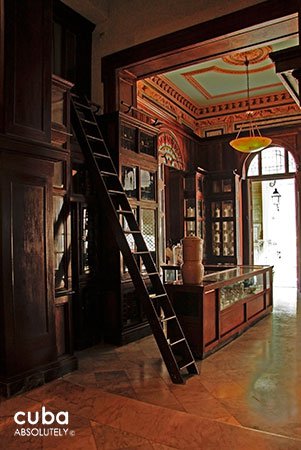 Wood stair against a wall © Cuba Absolutely, 2014