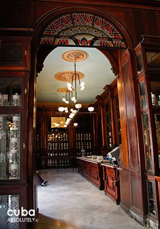 Drugstore with wood closets © Cuba Absolutely, 2014