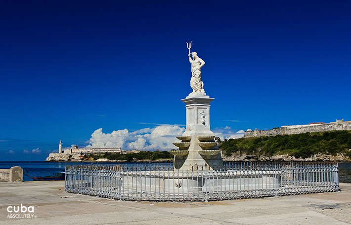 Font in front of the seawall in old havana© Cuba Absolutely, 2014
