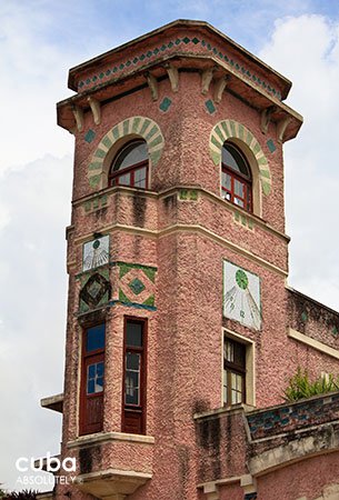 Pink building © Cuba Absolutely, 2014