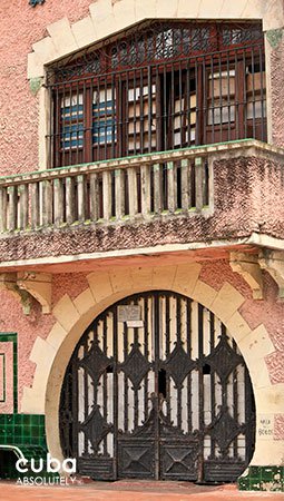Pink building © Cuba Absolutely, 2014