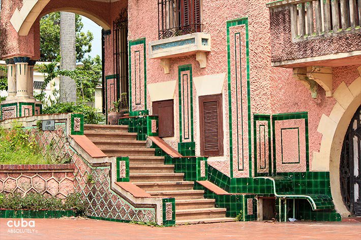 Pink building © Cuba Absolutely, 2014