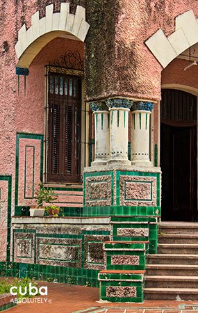 Pink old building © Cuba Absolutely, 2014