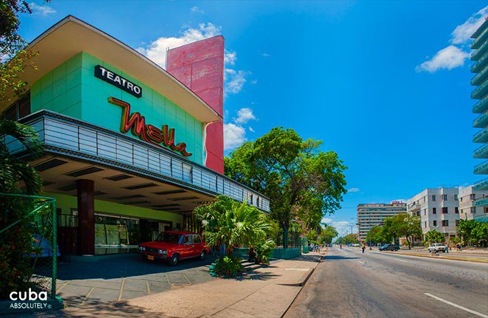 Mella theatre in Vedado painted in green with a red wall © Cuba Absolutely, 2014 - 2020