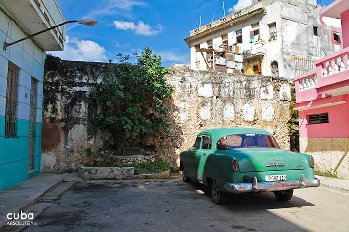 Old green car park in front of a stone wall © Cuba Absolutely, 2014 - 2020