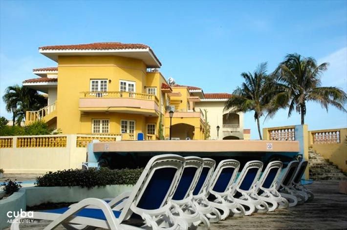 Pool chairs at Comodoro Hotel in Miramar © Cuba Absolutely, 2014 - 2020