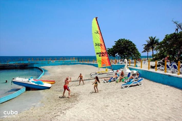 People playing in the beach, katamaran in the sand at Comodoro Hotel in Miramar © Cuba Absolutely, 2014 - 2020