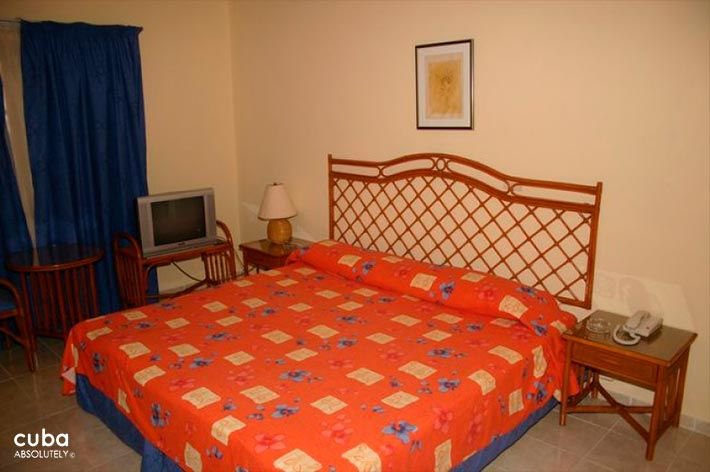 Yellow walls room at Comodoro Hotel in Miramar © Cuba Absolutely, 2014 - 2020