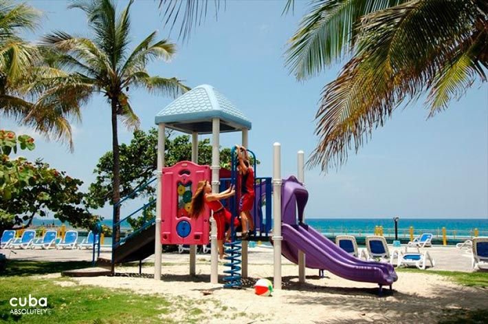 Kids game at the beach in Comodoro Hotel in Miramar © Cuba Absolutely, 2014 - 2020