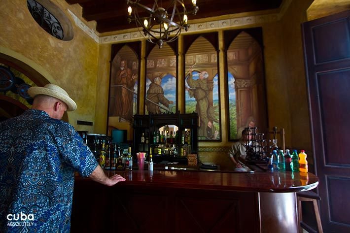 Los Frailes Inn in Old Havana, man with blue shirt at the bar  © Cuba Absolutely, 2014 - 2020