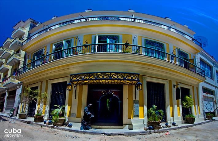 Front of Los Frailes Inn in Old Havana with a statue in bronze of a priest © Cuba Absolutely, 2014 - 2020