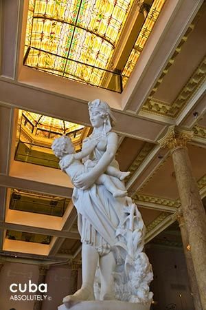 Raquel hotel in Old Havana, lobby with a statue of a woman with a kid on her arms © Cuba Absolutely, 2014 - 2020