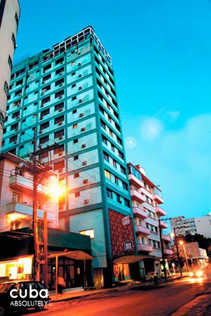 Saint Johns hotel in Vedado at night, green building © Cuba Absolutely, 2014 - 2020