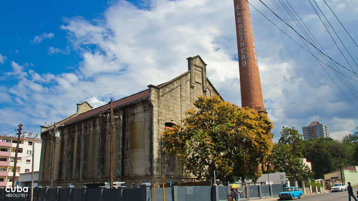 For the past two years they have been involved in finding a new physical location for FAC, some place that would truly belong to it and that did not have to depend on others to schedule its artistic calendar. Finally they found the perfect spot in the former El Cocinero, originally the headquarters for Havana’s electricity company, then converted to an olive oil factory on the corner of 11th and 26th streets in Vedado, near the Puente de Hierro (iron bridge). Havana, Cuba
