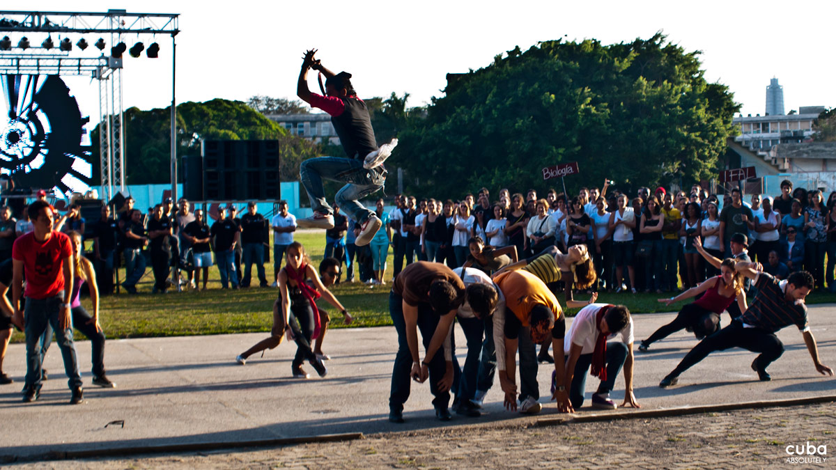 In the early days of the university, only football was played at the current location. Then, in 1904, baseball, basketball, and track and field were added. Havana, Cuba