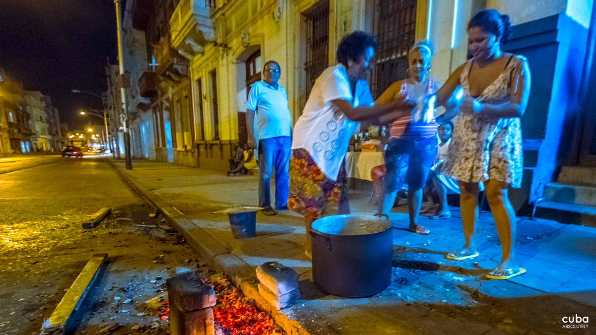 Days before the “fiesta del Comité” a group of enthusiastic members raise money with the help of the neighbors and divide the tasks among them. One buys rum, another is responsible for the lights, others decorate the block…However, the undisputed star of the show is the person responsible for preparing the “caldosa.” Havana, Cuba