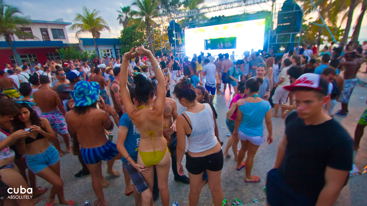 Over twenty Cuban DJs joined them in the festival, which showcased the various styles of electronic music made on the island in a party that lasted for twelve straight hours. Havana, Cuba