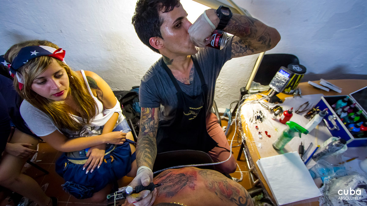 Apart from the music, there was a varied agenda including theater plays, popular craft exhibitions, poetry readings, exhibitions, photography and painting workshops, meditation groups, lectures on culture, science and the environment, and some very talented tattoo artists. Havana, Cuba